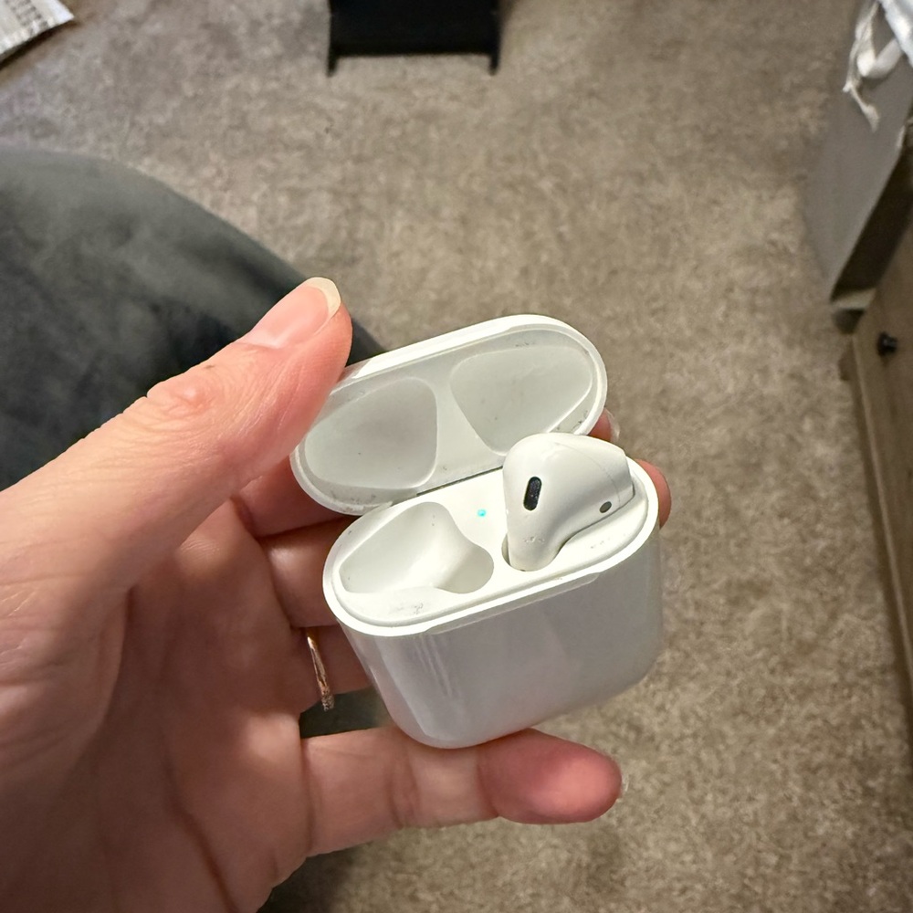 Apple Wireless Earbuds with Charging Case (left ear missing)